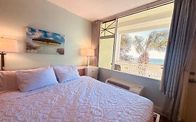 Tampa Bay, Beach Step Away, Wifi, Free Parking,Pools, Jacuzzi